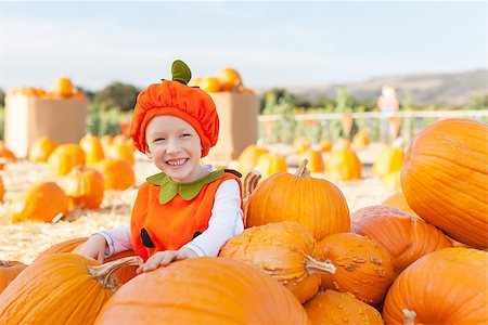 simsearch:400-07211170,k - little smiling boy in pumpkin costume ready for halloween Photographie de stock - Aubaine LD & Abonnement, Code: 400-07828235