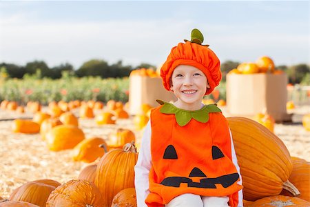 simsearch:400-07169847,k - little smiling boy in pumpkin costume ready for halloween Photographie de stock - Aubaine LD & Abonnement, Code: 400-07828231