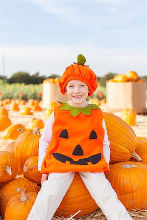 simsearch:400-07169847,k - little smiling boy in pumpkin costume ready for halloween Photographie de stock - Aubaine LD & Abonnement, Code: 400-07828244