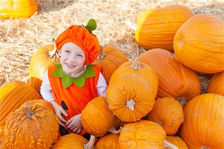 simsearch:400-07169847,k - little smiling boy in pumpkin costume ready for halloween Photographie de stock - Aubaine LD & Abonnement, Code: 400-07828247