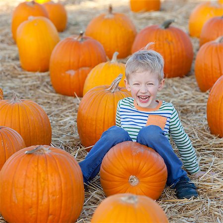 simsearch:400-07169847,k - funny little boy enjoying pumpkin patch Photographie de stock - Aubaine LD & Abonnement, Code: 400-07828248