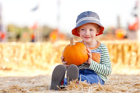 simsearch:400-07169847,k - cute little boy holding pumpkin at pumpkin patch Photographie de stock - Aubaine LD & Abonnement, Code: 400-07828240