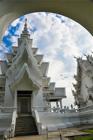 Wat Rong Khun in Chiang Rai, Thailand, the beautiful temple is integration of traditional Thai architecture and the surreal, more well-known of foreigners as the "White Temple". Foto de stock - Super Valor sin royalties y Suscripción, Código: 400-07828264