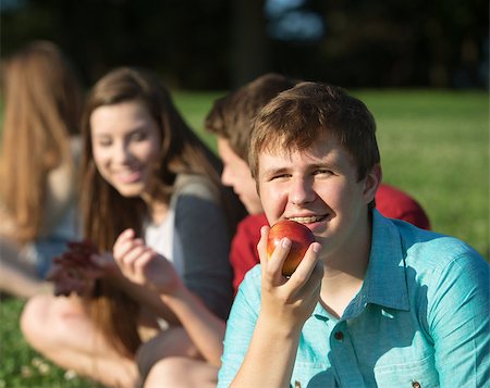 Happy young person with friends holding fruit Foto de stock - Super Valor sin royalties y Suscripción, Código: 400-07828624