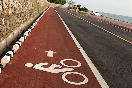 simsearch:400-04347343,k - Bicycle road sign and arrow in outdoors Photographie de stock - Aubaine LD & Abonnement, Code: 400-07828712