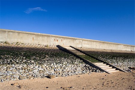 simsearch:400-06638821,k - Sea wall and steps leading down to the beach on Canvey Island, Essex, England Photographie de stock - Aubaine LD & Abonnement, Code: 400-07829298