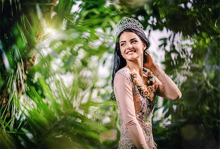 diadème - Elegant smiling lady with tiara on a head posing in a forest Stock Photo - Budget Royalty-Free & Subscription, Code: 400-07820047