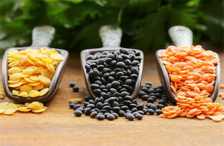 red, yellow and black lentils on a wooden background Foto de stock - Super Valor sin royalties y Suscripción, Código: 400-07820284