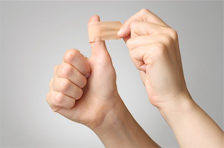 simsearch:400-07824013,k - Woman putting a plaster on her thumb Foto de stock - Royalty-Free Super Valor e Assinatura, Número: 400-07820317