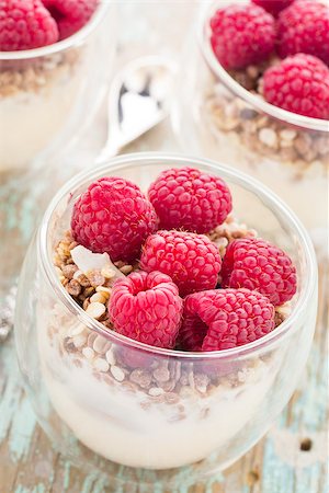 simsearch:400-08554188,k - Breakfast with muesli, yogurt and fresh raspberries Foto de stock - Super Valor sin royalties y Suscripción, Código: 400-07821330