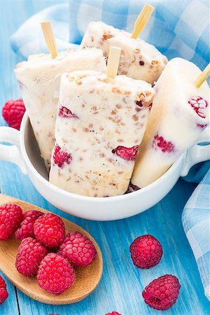 simsearch:400-08931603,k - Frozen yogurt popsicles with oats and raspberries Stock Photo - Budget Royalty-Free & Subscription, Code: 400-07821332