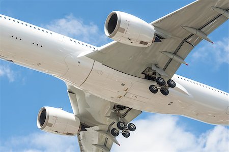 simsearch:693-03310514,k - closeup of a large passenger aircraft undercarriage - Foto de stock - Royalty-Free Super Valor e Assinatura, Número: 400-07822171