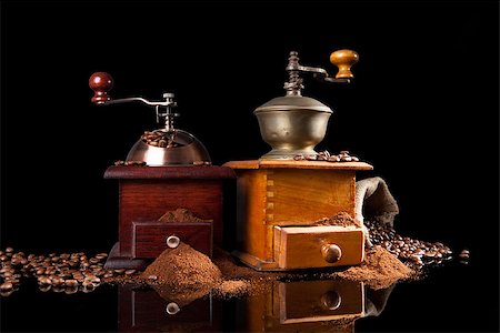 sfregare - Freshly roasted coffee with aroma, old vintage wooden coffee mill, sack with coffee beans on black background. Aromatic luxurious coffee background. Fotografie stock - Microstock e Abbonamento, Codice: 400-07822645