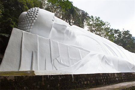 Lying Buddah statue in Ta Cu mountain, Binh Thuan province, Vietnam. This is the biggest lying Buddha statue in South East Asia. Photographie de stock - Aubaine LD & Abonnement, Code: 400-07822874