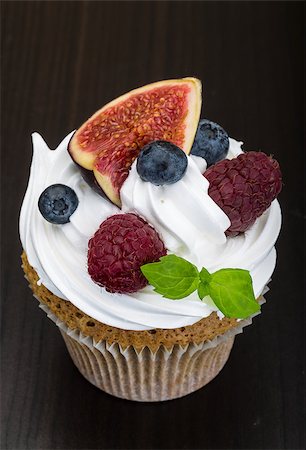 simsearch:400-09065776,k - Cupcakes with blueberries, raspberries, mint and cream Stock Photo - Budget Royalty-Free & Subscription, Code: 400-07822971