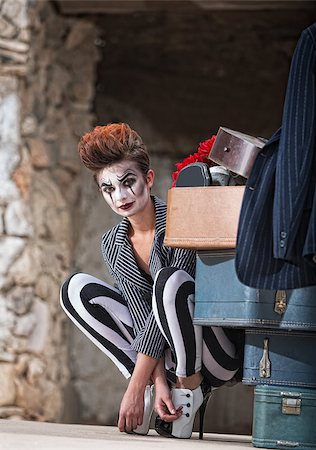 Cute female comedia del arte performer next to luggage Fotografie stock - Microstock e Abbonamento, Codice: 400-07823111