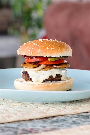 simsearch:400-07817174,k - Freshly prepared home made beef burger with fresh onions, mushrooms, tomatoes and pickles. Foto de stock - Super Valor sin royalties y Suscripción, Código: 400-07837799