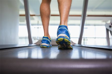 simsearch:400-07925663,k - Rear view low section of a man running on treadmill in the gym Stockbilder - Microstock & Abonnement, Bildnummer: 400-07839144