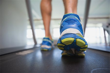 simsearch:400-07925663,k - Rear view low section of a man running on treadmill in the gym Stockbilder - Microstock & Abonnement, Bildnummer: 400-07839145