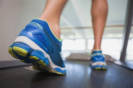 simsearch:400-07925663,k - Rear view low section of a man running on treadmill in the gym Stockbilder - Microstock & Abonnement, Bildnummer: 400-07839146