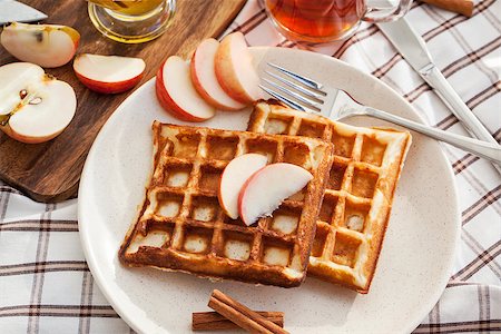 Apple and cinnamon waffles for breakfast Photographie de stock - Aubaine LD & Abonnement, Code: 400-07830233