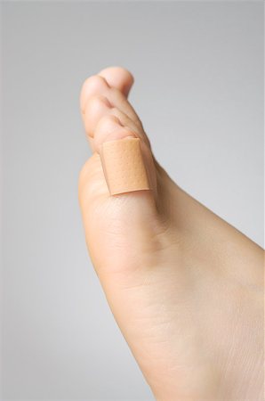 simsearch:400-07824013,k - Injured female toe with adhesive bandage Foto de stock - Royalty-Free Super Valor e Assinatura, Número: 400-07831135