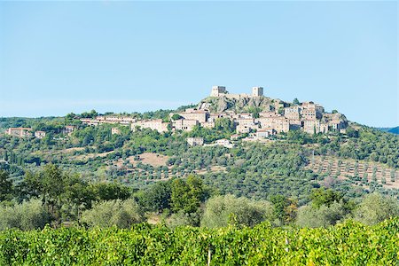 simsearch:400-07296321,k - View to Montemassi and landscape in Tuscany Italy in autumn with blue sky Foto de stock - Super Valor sin royalties y Suscripción, Código: 400-07831240