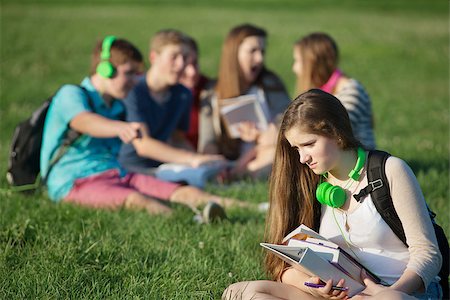 peer pressure - Sad female teenager sitting outdoors with books Foto de stock - Super Valor sin royalties y Suscripción, Código: 400-07831409