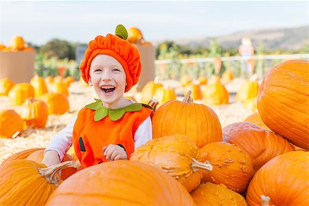 spooky field - cheerful smiling boy in the pumpkin costume at pumpkin patch, autumn fun Photographie de stock - Aubaine LD & Abonnement, Code: 400-07831506