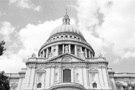 england london pictures in black and white - English Baroque south facade of St Paul's Cathedral in London, England - monochrome processing Stock Photo - Budget Royalty-Free & Subscription, Code: 400-07831769