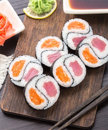 futomaki - Yin yang futomaki with tuna and salmon on a wooden board Photographie de stock - Aubaine LD & Abonnement, Code: 400-07832042