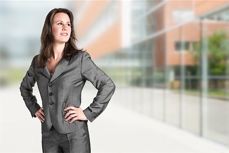 simsearch:400-07246047,k - Business woman in gray suit in front of an office building Foto de stock - Super Valor sin royalties y Suscripción, Código: 400-07832751