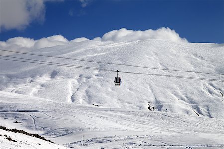 simsearch:400-03978663,k - Gondola lift and ski slope at sun day. Caucasus Mountains, Georgia. Ski resort Gudauri. Photographie de stock - Aubaine LD & Abonnement, Code: 400-07833343