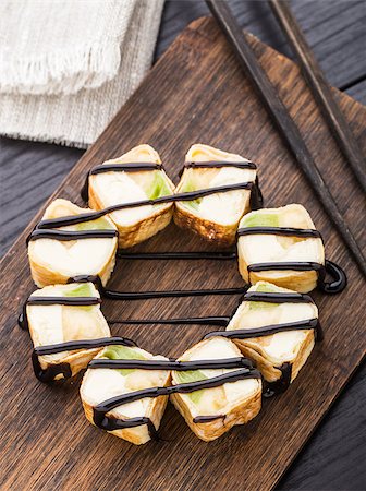 sushi dessert - Sweet roll with fruits and cream cheese inside Foto de stock - Super Valor sin royalties y Suscripción, Código: 400-07833550