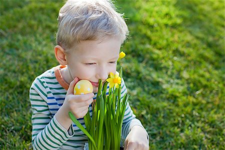 field of daffodil pictures - smiling positive boy with flowers and easter egg at spring time Photographie de stock - Aubaine LD & Abonnement, Code: 400-07840165