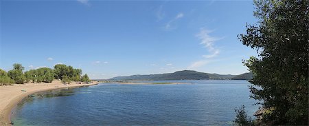 beach on the Volga River with mountain views Foto de stock - Super Valor sin royalties y Suscripción, Código: 400-07894236