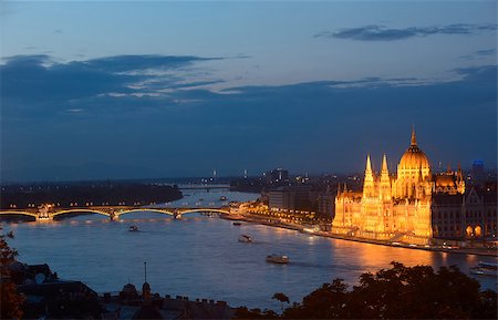 simsearch:400-08693963,k - this is a night view of Budapest (Hungary). The  illuminated parliament building is the centre of composition. Foto de stock - Super Valor sin royalties y Suscripción, Código: 400-07894432