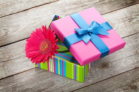 simsearch:400-07662543,k - Purple gerbera flower in gift box on wooden table Stock Photo - Budget Royalty-Free & Subscription, Code: 400-07894854