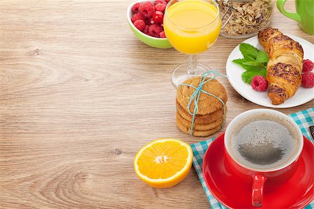 simsearch:400-04393799,k - Healthy breakfast with muesli, berries, orange juice, coffee and croissant. On wooden table with copy space Stockbilder - Microstock & Abonnement, Bildnummer: 400-07894896