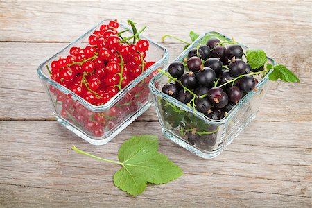 simsearch:400-06387340,k - Fresh ripe currant berries on wooden table background Foto de stock - Super Valor sin royalties y Suscripción, Código: 400-07894907