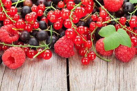 simsearch:400-06387340,k - Fresh ripe berries on wooden table background Foto de stock - Super Valor sin royalties y Suscripción, Código: 400-07894912