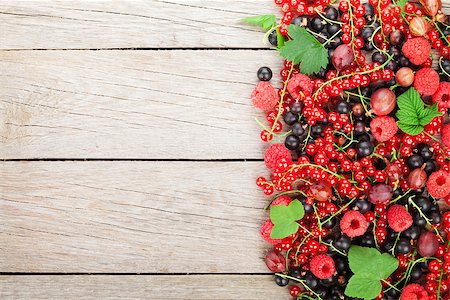 simsearch:400-06387340,k - Fresh ripe berries on wooden table background with copy space Foto de stock - Super Valor sin royalties y Suscripción, Código: 400-07894913