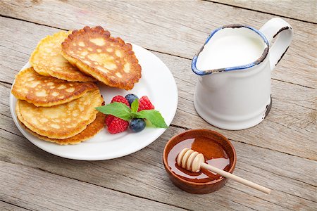 simsearch:400-09019412,k - Pancakes with raspberry, blueberry, milk and honey syrup. On wooden table Foto de stock - Super Valor sin royalties y Suscripción, Código: 400-07894925