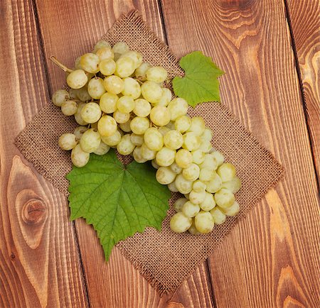 simsearch:400-08110621,k - Bunch of white grapes on wooden table background Stock Photo - Budget Royalty-Free & Subscription, Code: 400-07894948