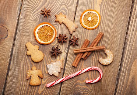 simsearch:400-07299371,k - Christmas food decoration with gingerbread cookies, spices and candies. View from above on wooden background Foto de stock - Super Valor sin royalties y Suscripción, Código: 400-07895005