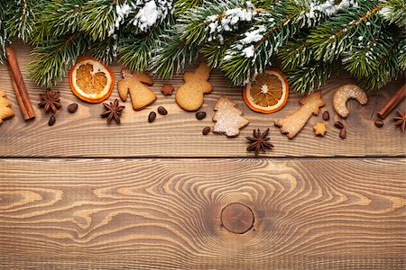 simsearch:400-07299371,k - Christmas wooden background with snow fir tree, spices, gingerbread cookies and copy space Foto de stock - Super Valor sin royalties y Suscripción, Código: 400-07895007