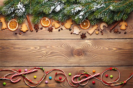 simsearch:400-07299371,k - Christmas wooden background with snow fir tree, spices, gingerbread cookies and copy space Foto de stock - Super Valor sin royalties y Suscripción, Código: 400-07895008