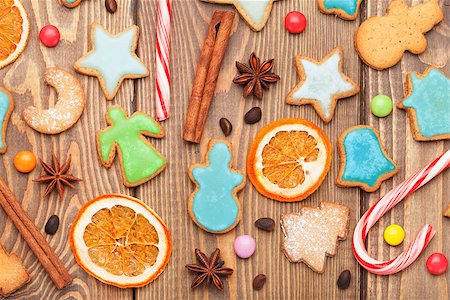 simsearch:400-07614271,k - Christmas wooden background with spices and gingerbread cookies Foto de stock - Super Valor sin royalties y Suscripción, Código: 400-07895016