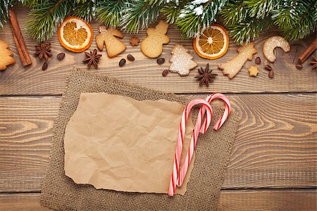 simsearch:400-07614271,k - Christmas wooden background with snow fir tree, spices, gingerbread cookies and paper for copy space Foto de stock - Super Valor sin royalties y Suscripción, Código: 400-07895010