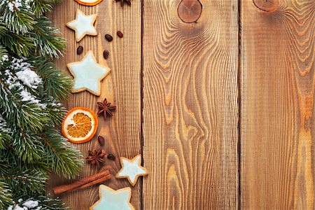 simsearch:400-07299371,k - Christmas wooden background with snow fir tree, spices, gingerbread cookies and copy space Foto de stock - Super Valor sin royalties y Suscripción, Código: 400-07895013
